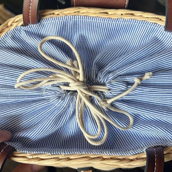 Wicker purse. Very cute! - Picture 6 of 8